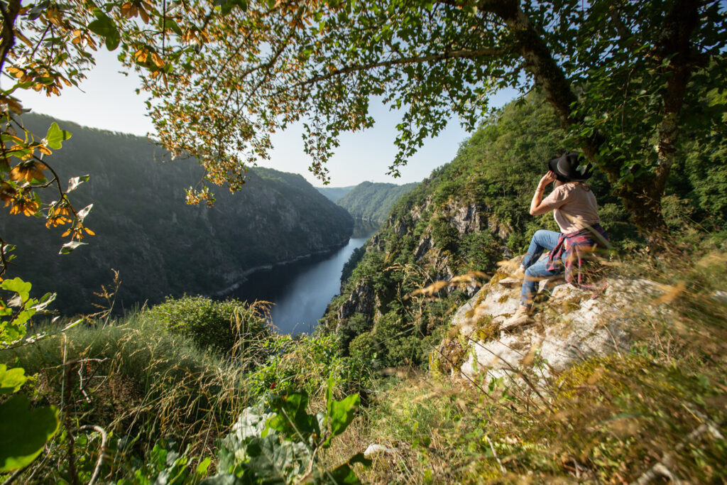 Camping forestier en moyenne montagne avec piscine chauffée